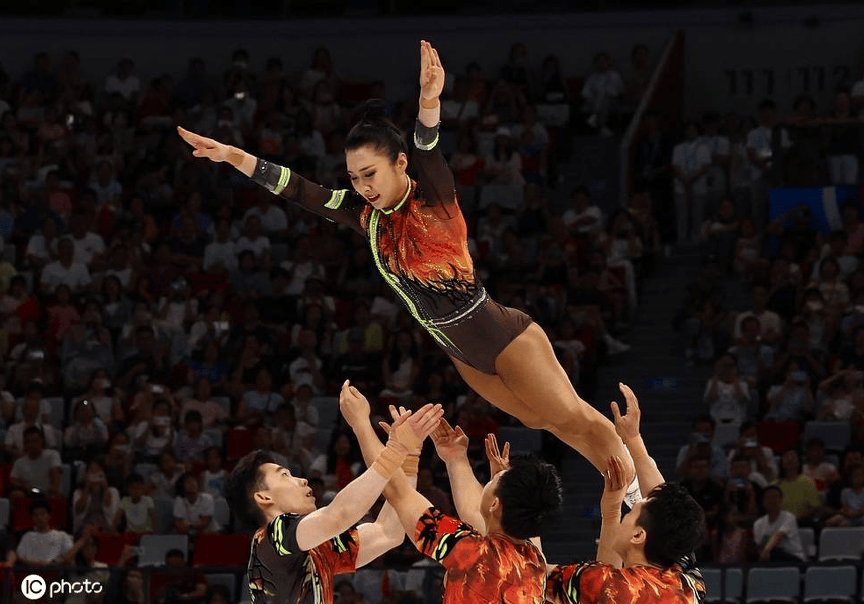场面火爆！体操观众席沸腾不已的简单介绍