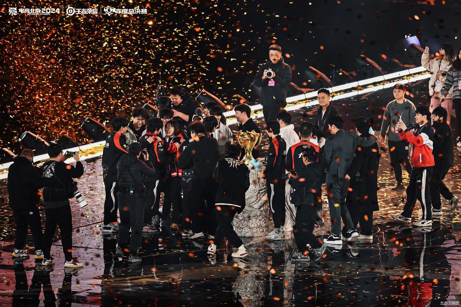 王者荣耀战队状态火热，誓夺总冠军