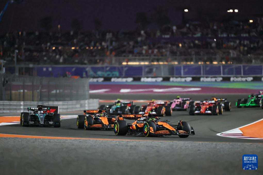 索伯车队鏖战梅赛德斯，汉密尔顿带队取胜