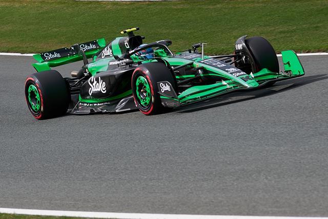 索伯车队鏖战梅赛德斯，汉密尔顿带队取胜